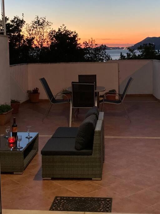 Lovely Split Level Apartment With Sea View, Pool, Free Parking And Wifi Cavtat Kültér fotó